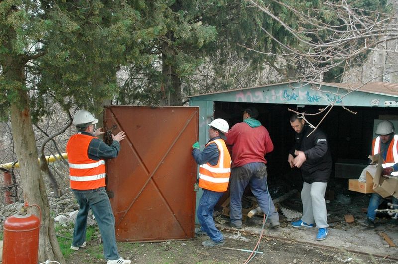 В Ялте демонтируют самовольно установленные гаражи