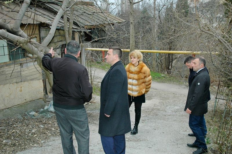 В Ялте демонтируют самовольно установленные гаражи 