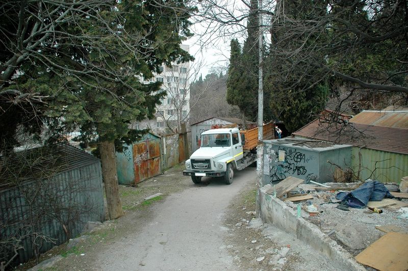 В Ялте демонтируют самовольно установленные гаражи 