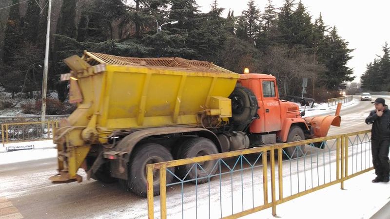 http://www.yalta-24.ru/za-predelami-yalty/7915-sneg-i-gololed-v-krymu-krymchane-vystavlyayut-foto-zimnikh-dorog