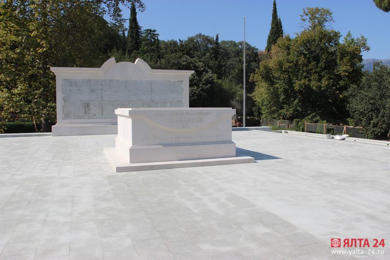 памятник Александру III в Ливадии