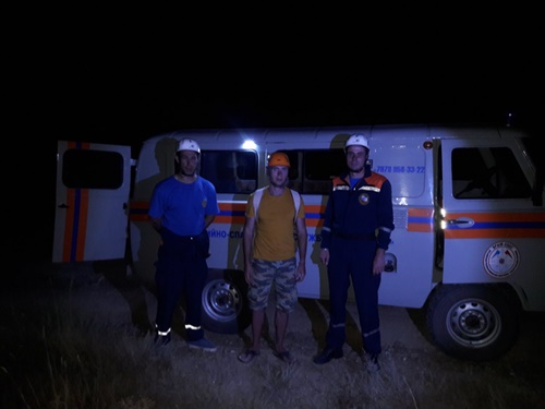 В Крыму туристу, забравшемуся на гору в сланцах, понадобилась помощь спасателей