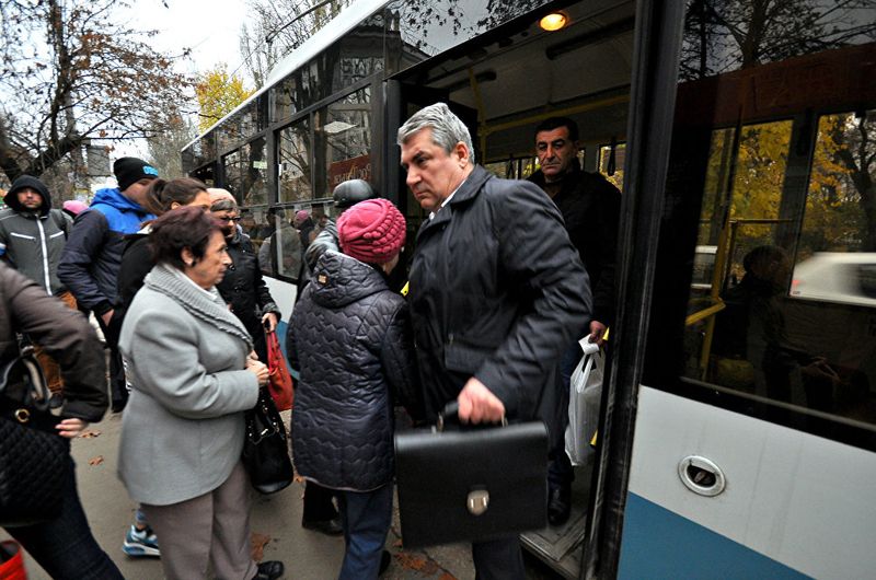 чиновники Крыма добираются на общественном транспорте