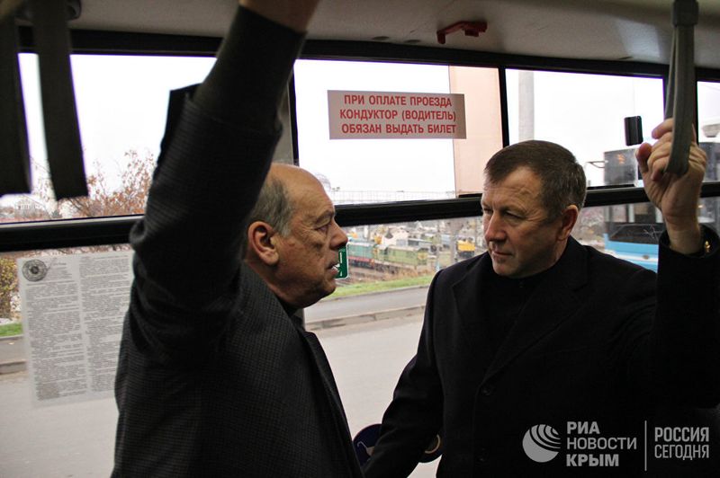 чиновники Крыма добираются на общественном транспорте