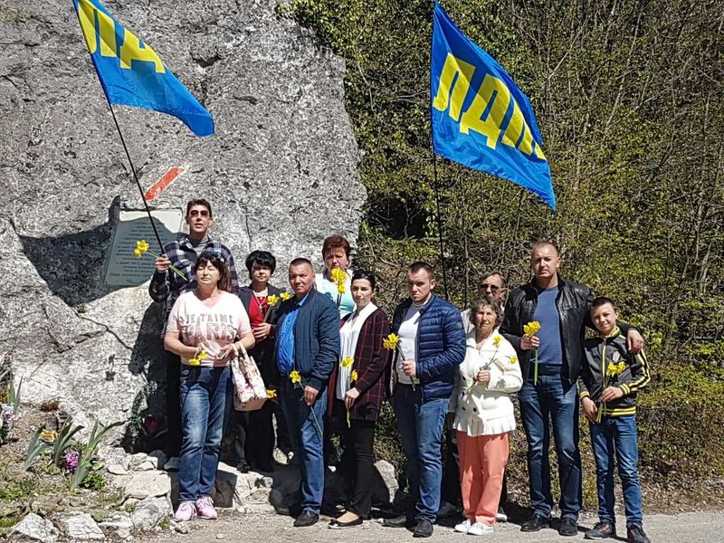 Ялтинцы возложили цветы к мемориалам воинской славы 