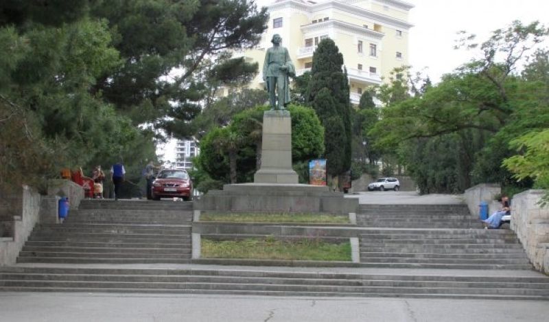памятник Горькому