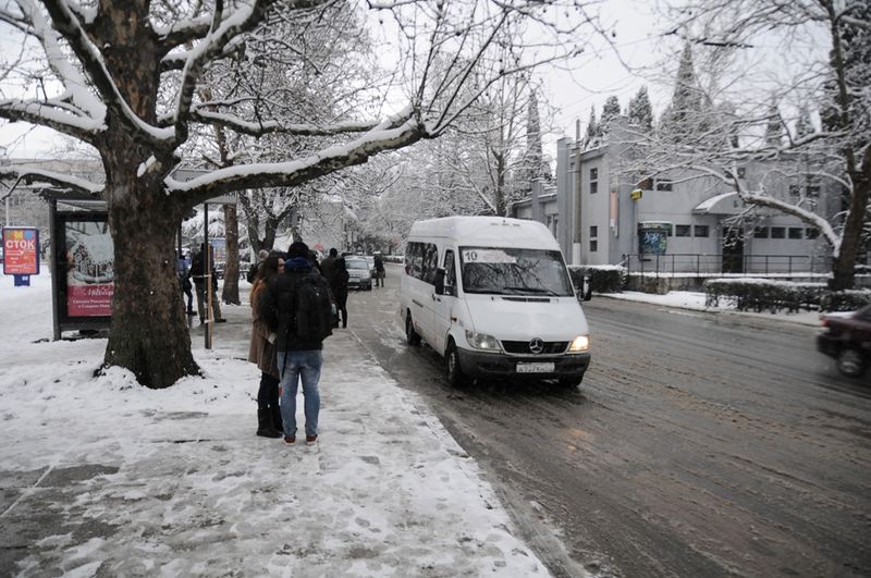 Ялтинские коммунальные службы борются с непогодой 