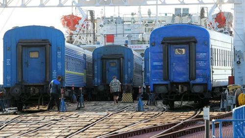 На Керченской переправе людям предлагают раскладушки и одеяла