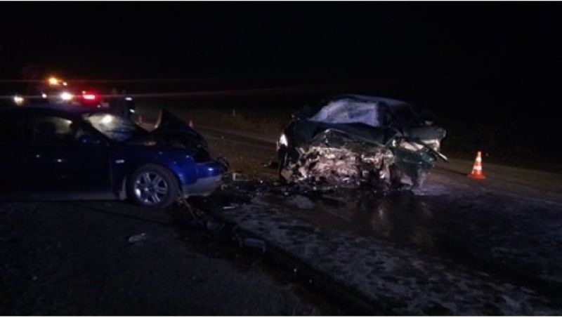 26-летний пассажир ВАЗа получил закрытую черепно-мозговую травму, сотрясение головного мозга, переломы шейки бедра и голени, ушибленные раны лба и носа, рванную рану лица, а 22-летний пассажир этой машины впал в кому. В аварии также пострадали 41-летний водитель и 29-летний пассажир иномарки. У первого диагностировали закрытую черепно-мозговую травму, сотрясение головного мозга, у второго – ушиб почки. 