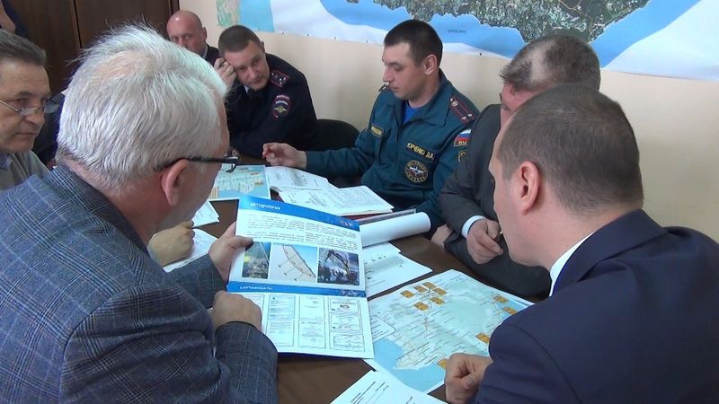 В Администрации города обсудили аварийно опасную ситуацию вызванную оползнем на автодороге Ялта Севастополь 17 opolsen