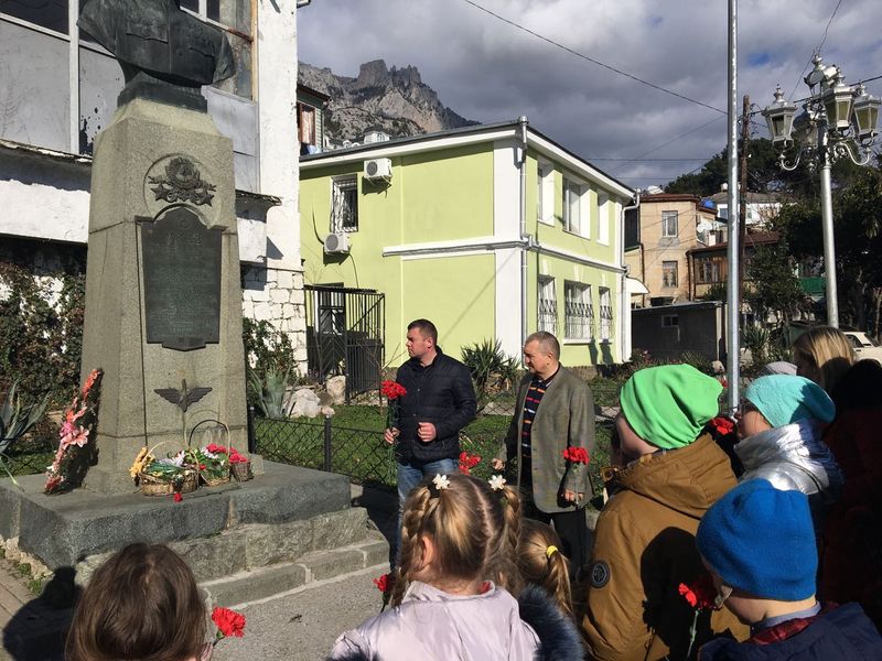 память Амет-Хана Султана в Алупке