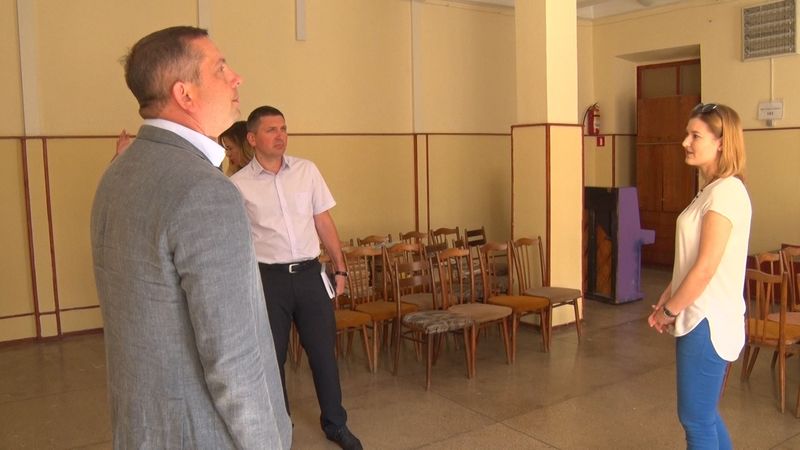 стулья для шестой школы в Ялте