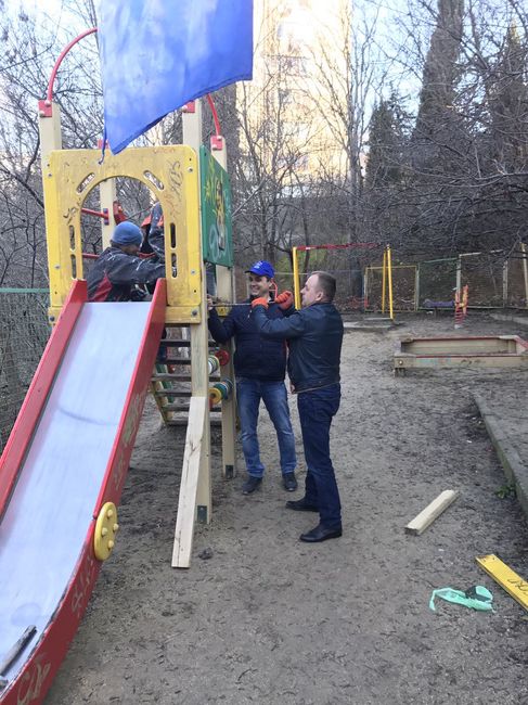 Депутат горсовета Михаил Сергеев осуществил капитальный ремонт детской площадки 