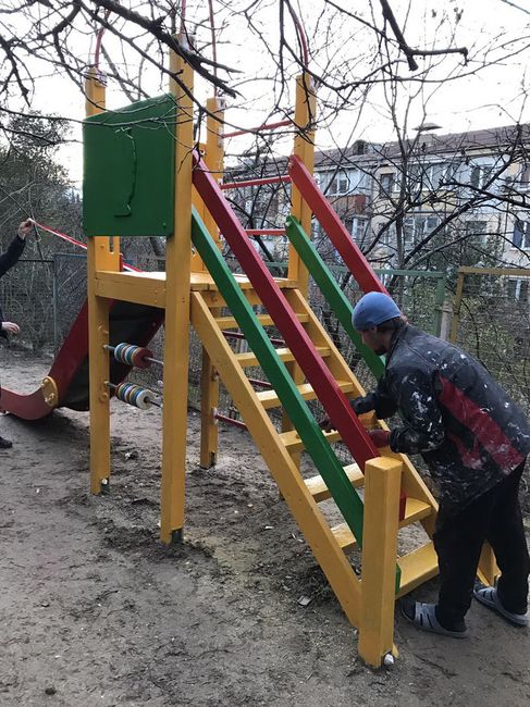 Депутат горсовета Михаил Сергеев осуществил капитальный ремонт детской площадки 