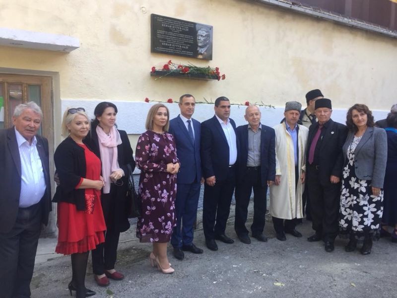 мемориальная доска в Ялте