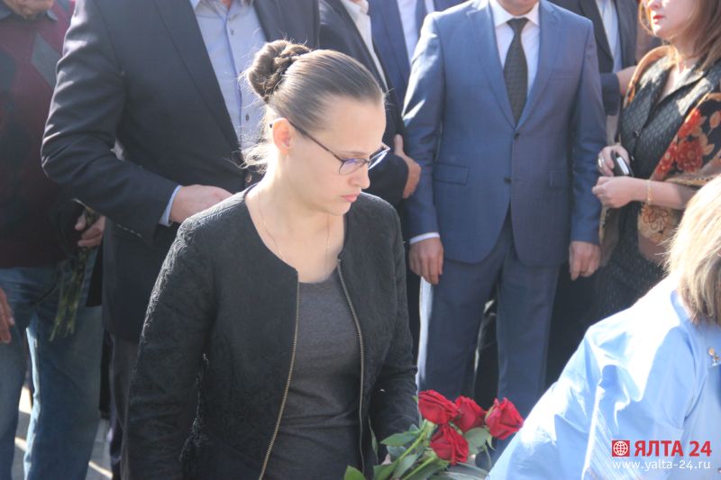память о погибших в Керчи
