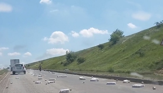 Туалетная бумага на дороге в Крыму