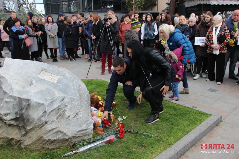 акция памяти в Ялте по погибшим в Кемерово
