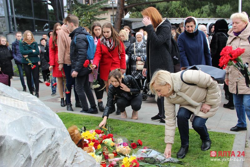 акция памяти в Ялте по погибшим в Кемерово