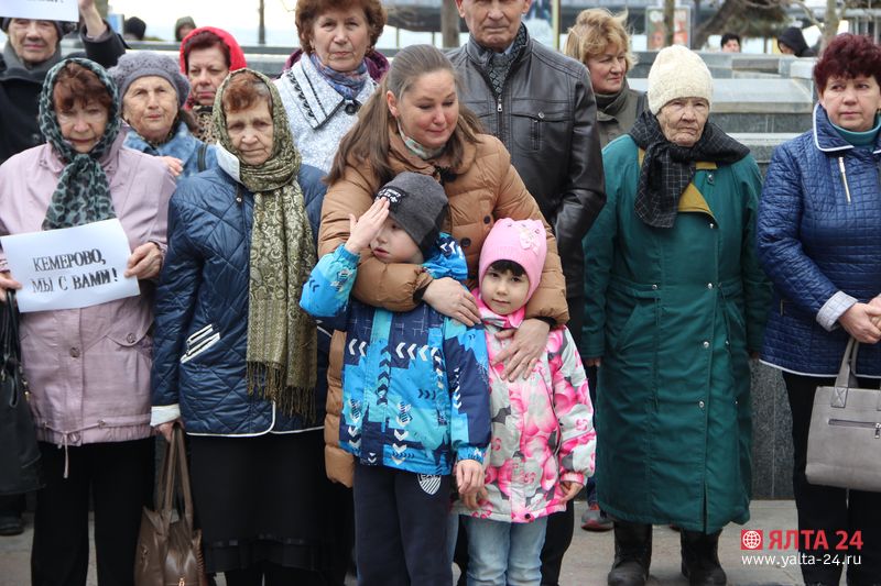 акция памяти в Ялте по погибшим в Кемерово