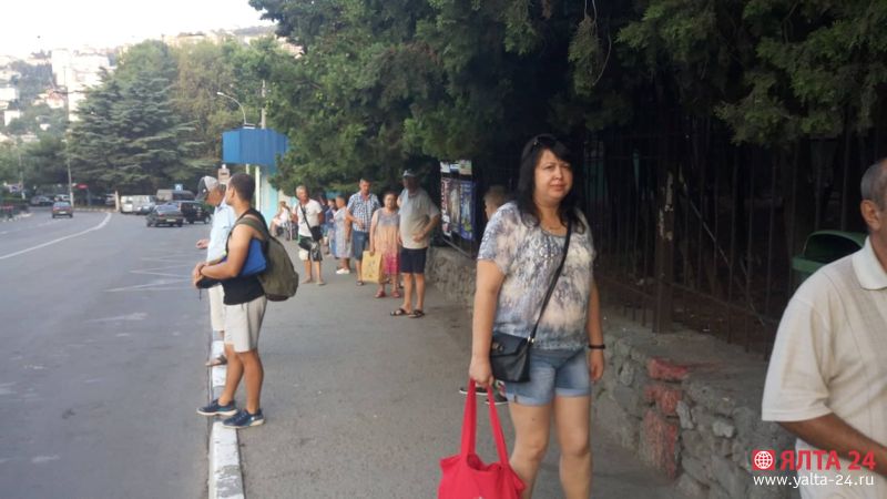остановка общественного транспорта в Ялте
