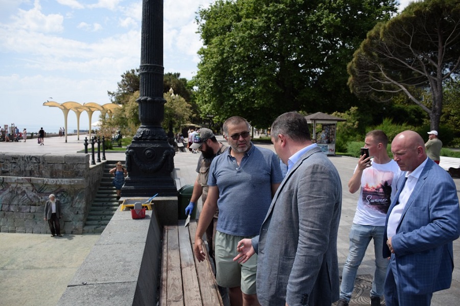 Скамейки на верхней набережной Ялты