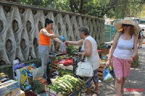 Стихийная торговля в Ялте