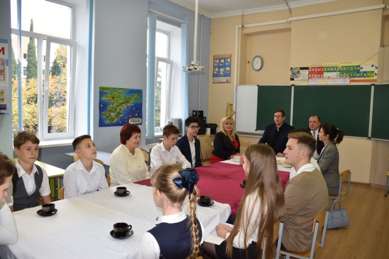 Иван Имгрунт встретился с иностранной делегацией 8 delegaziya shkola