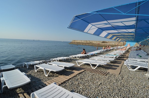 Шезлонги на пляже в Крыму