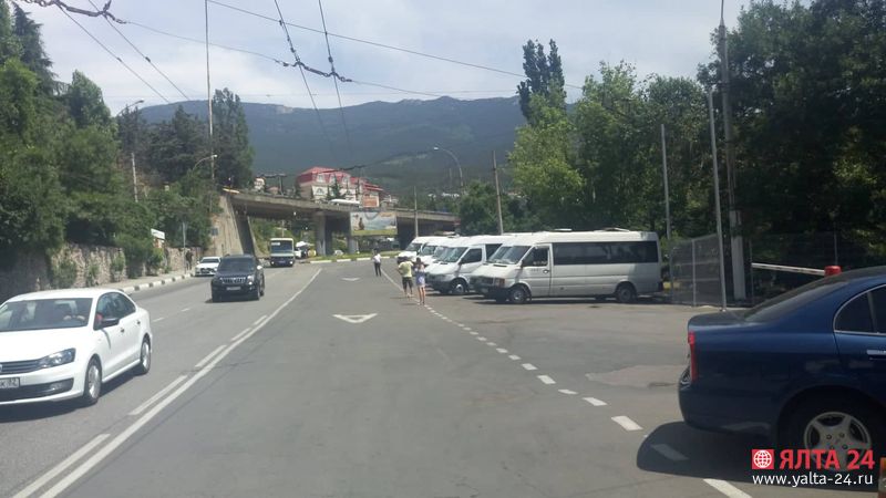 отстой общественного транспорта в Ялте