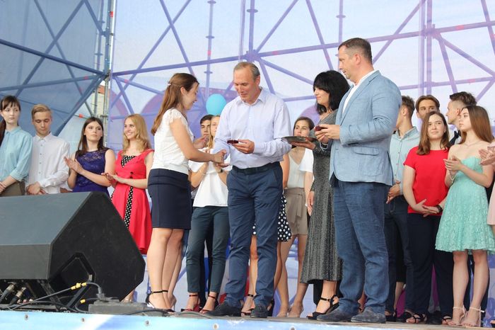 Ялтинским выпускникам 2019 вручили медали За особые успехи в учении 16 medali