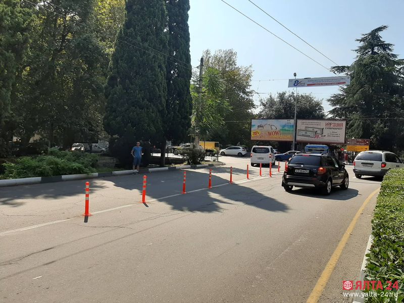 столбики в Ялте перекресток Киевская Карла Маркса