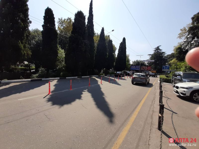 столбики в Ялте перекресток Киевская Карла Маркса