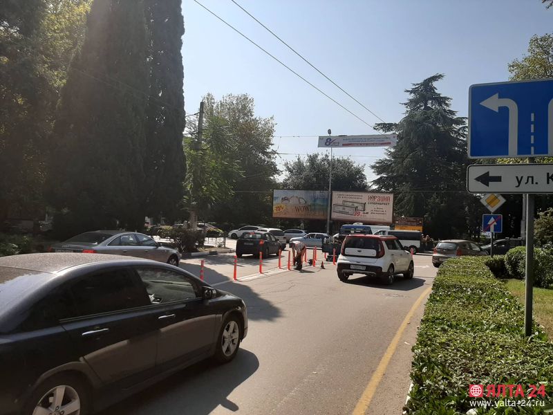 столбики в Ялте перекресток Киевская Карла Маркса