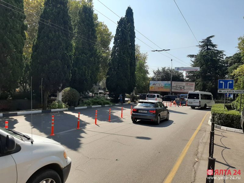 столбики в Ялте перекресток Киевская Карла Маркса