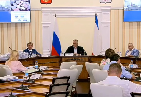 Сергей Аксенов на заседании