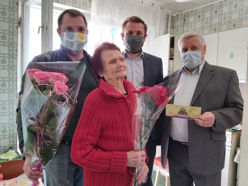 Уважаемых ялтинцев поздравили с юбилеями 3 posdra