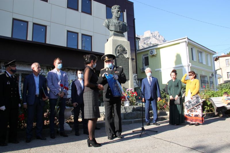 В Алупке отметили 100 летие со дня рождения Амет Хана Султана 11 han
