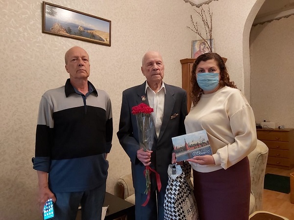 В Ялте со 100-летним юбилеем поздравили ветерана ВОВ