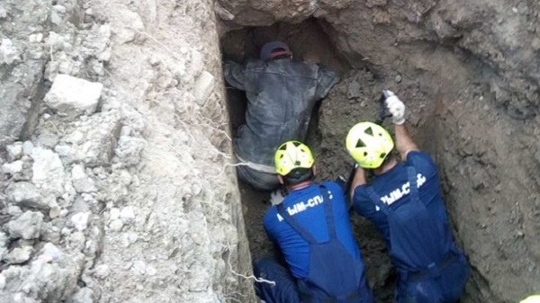 В Ялте мужчина более часа провел под землей после обвала грунта
