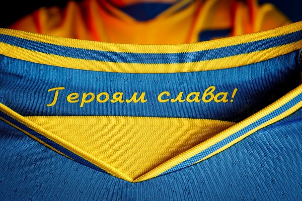 УЕФА обязал сборную Украины убрать с формы лозунг «Героям слава»