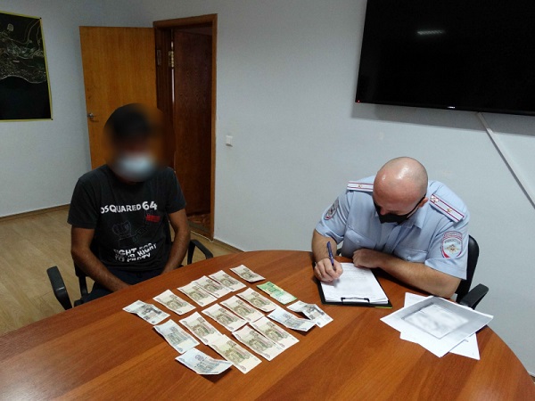 В Ялте вновь задержали мошенников, взимавших плату на парковку авто возле "Ласточкино гнездо"