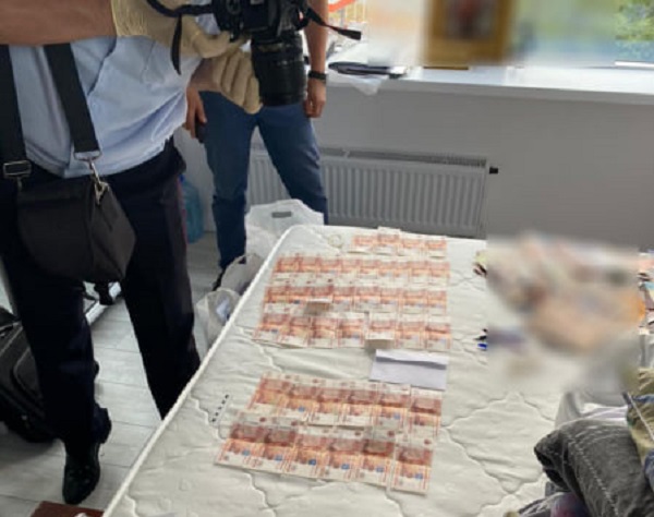 В Симферополе преподаватель вуза взял у студентки 200 тыс. рублей за помощь в поступлении в магистратуру