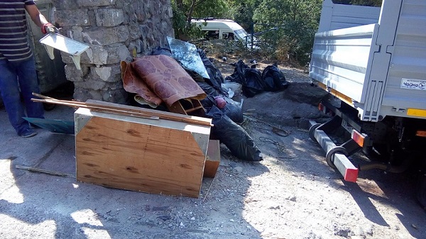 Власти Ялты планируют назначить отдельного оператора для вывоза строительного мусора и шин с контейнерных площадок