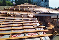 Завершается ремонт сгоревшей кровли дома по улице Манагарова в Ялте