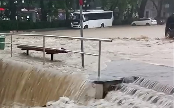 В центре Ялты ограничили движение транспорта