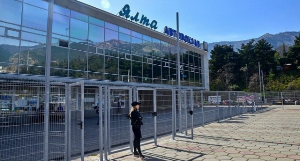Туалет на автовокзале Ялты можно найти по объявлению
