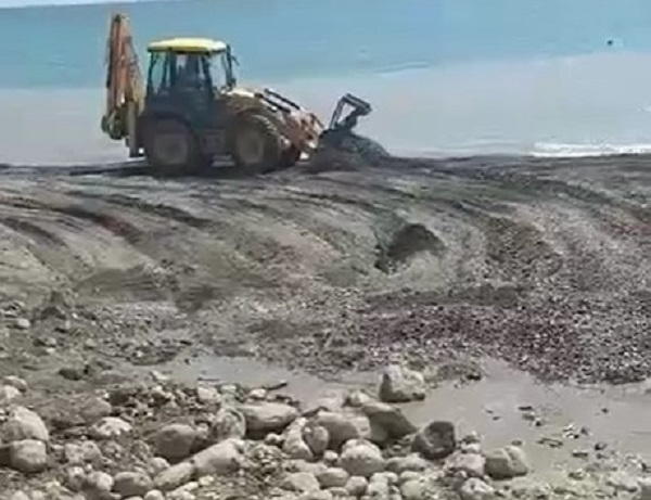 Начали приводить в порядок пляжную территорию в Ялте возле "Апельсина"