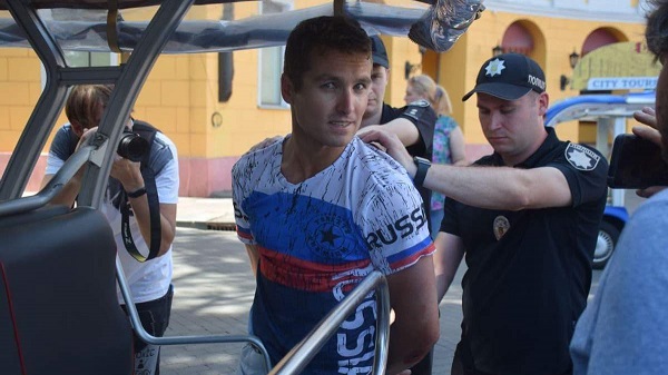 В Одессе полицейские задержали американца за футболку с российским флагом