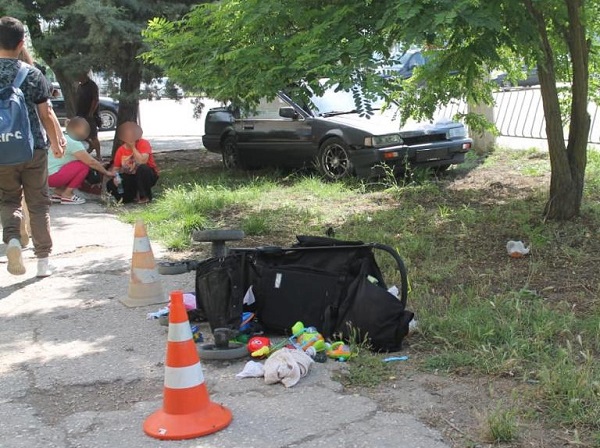 В Евпатории иномарка выехала на тротуар и сбила пешеходов
